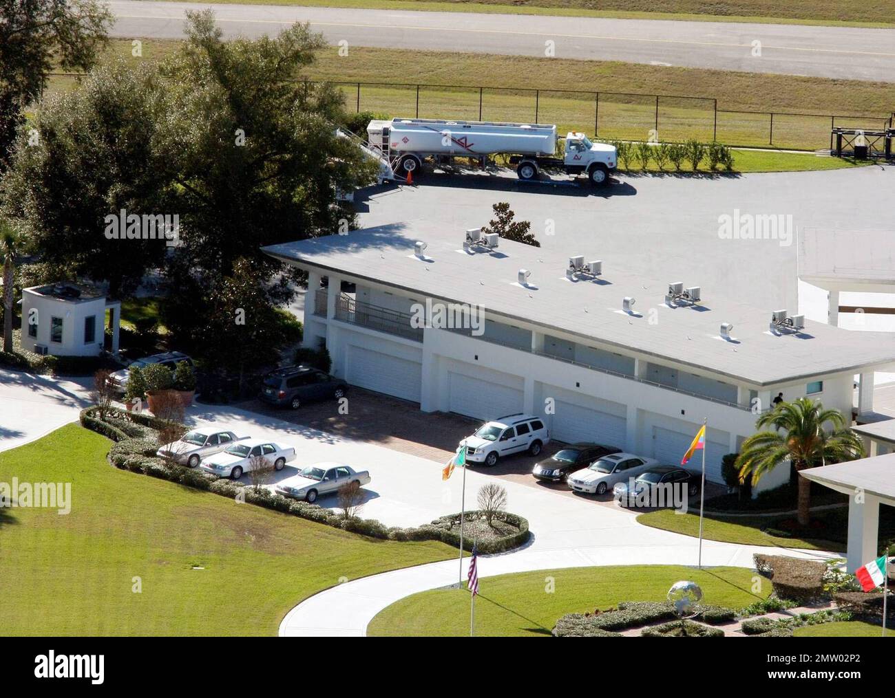 La casa di John Travolta e Kelly Preston ad Ocala, Florida, è stata allestita con una grande tenda nel cortile posteriore per accogliere amici e familiari che parteciperanno ad una cerimonia per Jett Travolta questo pomeriggio. Il complesso Travolta è tranquillo poche ore prima della cerimonia. Jett Travolta, 16 anni, morì durante una vacanza in famiglia alle Bahamas a causa di un sequestro. Ocala, Florida. 1/8/09. Foto Stock