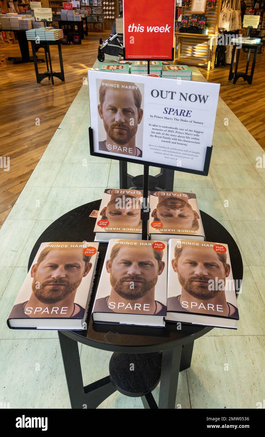 Libro del principe Harry, riserva, in vendita alla libreria di Liverpool di Waterstones Foto Stock