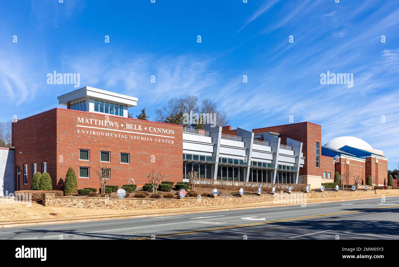 GASTONIA, NC-28 GEN 2023: Museo Schiele di Storia Naturale e Planetario. Sole, cielo blu giorno. Luminosa vista prospettica dell'edificio. Foto Stock