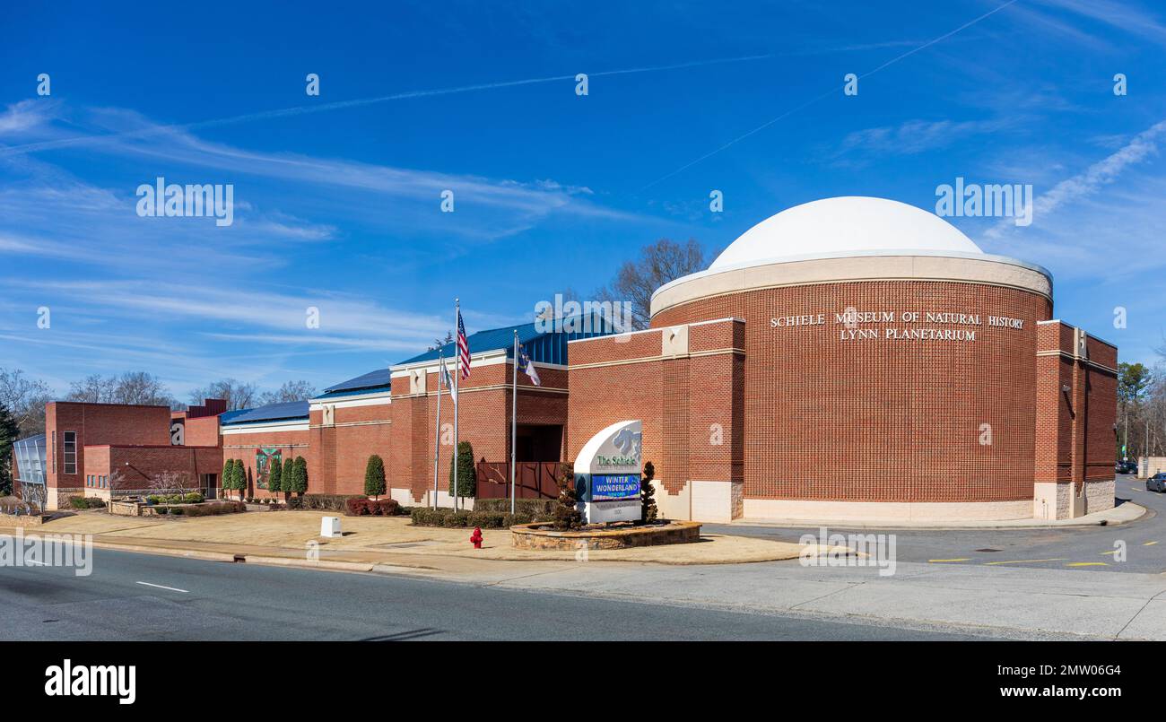 GASTONIA, NC-28 GEN 2023: Museo di Storia Naturale Schiele e Planetario Lynn. Sole, cielo blu giorno. Foto Stock