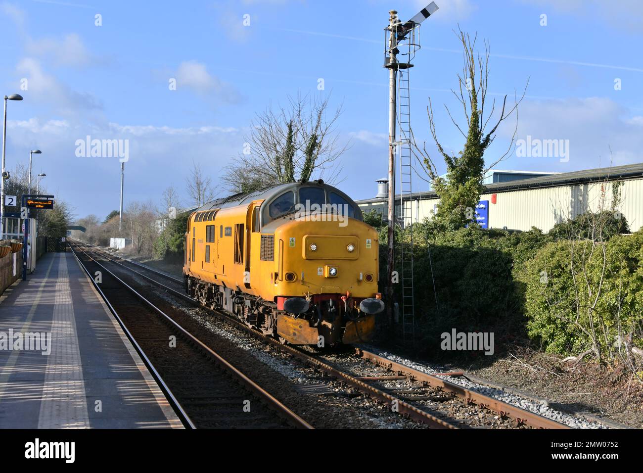 Network Rail Diesel Electric Locomotive 97303 Dave Berry passa la stazione di Tutbury & Hatton con motore leggero da Crewe a Nottingham 30 gennaio 2023 Foto Stock