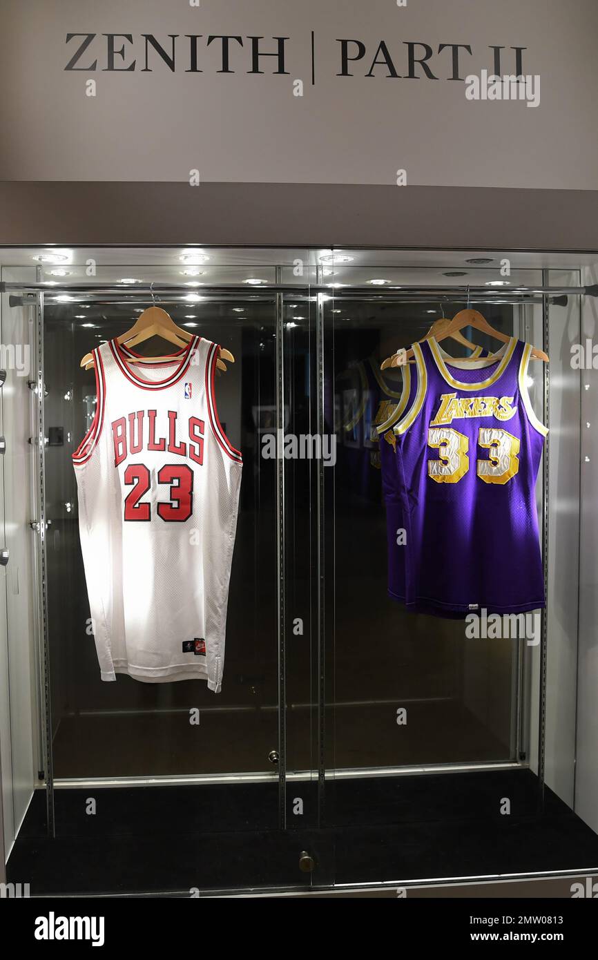 (A sinistra) Michael Jordan 1997-98 gioco "Last Dance" maglia indossata Bulls, est. $600.000-$1 milioni, e (a destra) Kareem Abdul-Jabbar $1984 NBA Finals gioco Lakers maglia indossata, est. $300.000-400.000, sono in anteprima prima dell'asta a Sotheby's a New York, NY, il 1 febbraio 2023. Le aste Zenith di Sotheby sono caratterizzate da oggetti sportivi indossati dal gioco, con l'apertura di Zenith parte 1 per le gare d'appalto dal 2 al 9 febbraio. (Foto di Efren Landaos/Sipa USA) Foto Stock