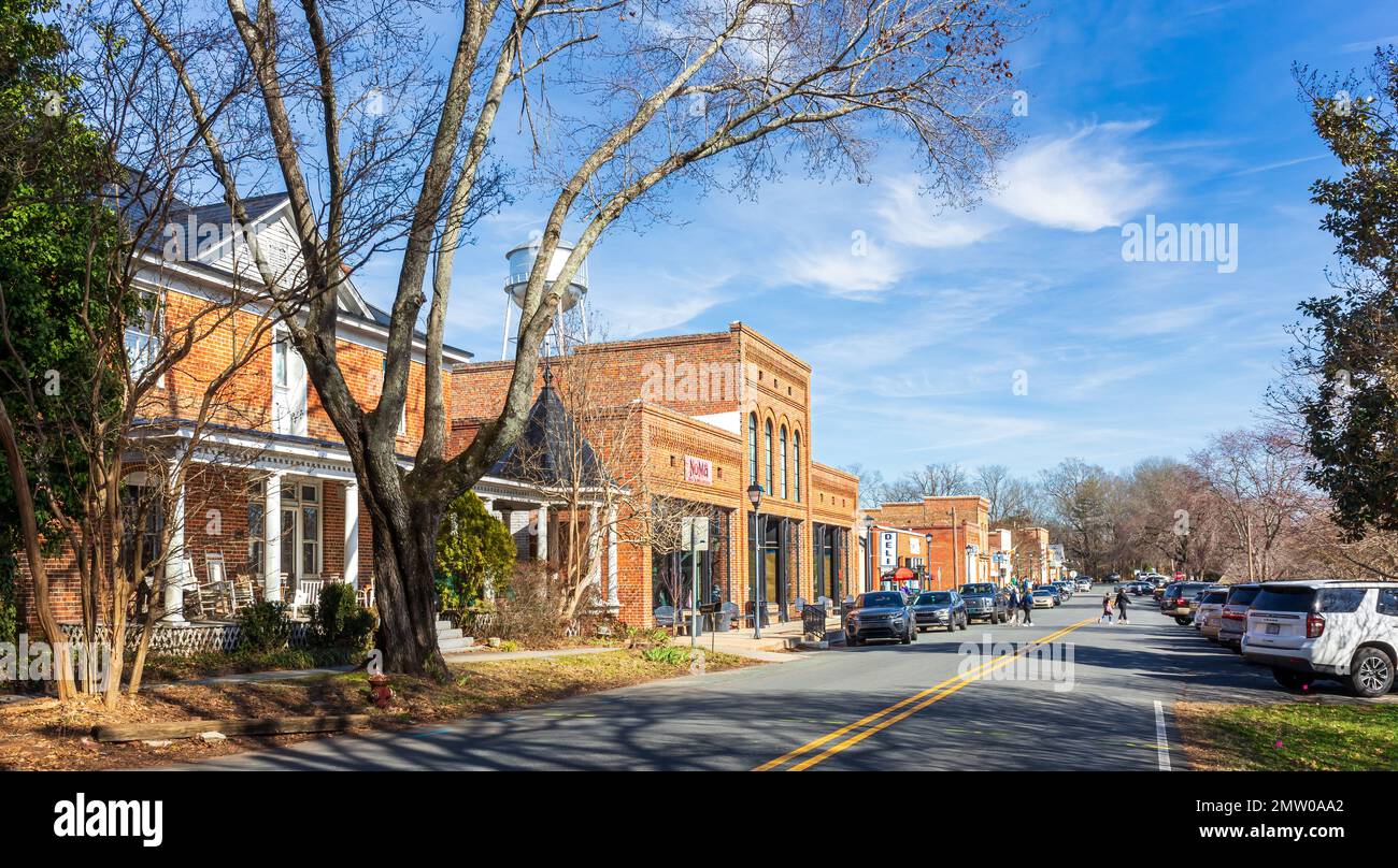 WAXHAW, NC, USA-28 GEN 2023: Vista grandangolare di N. Main Street in un sabato affollato. Soleggiato con cielo blu. Persone che attraversano la strada. Foto Stock WAXHAW, NC, USA-28 GEN 2023: Vista grandangolare di N. Main Street in un sabato affollato. Soleggiato con cielo blu. Persone che attraversano la strada. Foto Stock
