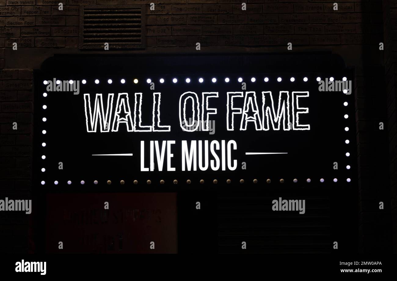 Mostra la finestra del bar musicale Wall of Fame su Mathew Street a Liverpool Foto Stock
