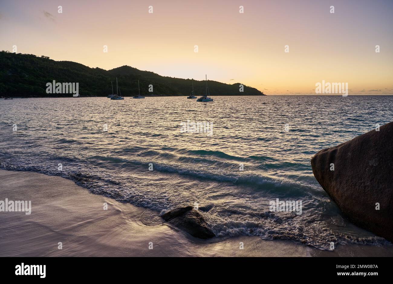 Tramonto ad Anse Lazio, Isola di Praslin, Seychelles Foto Stock
