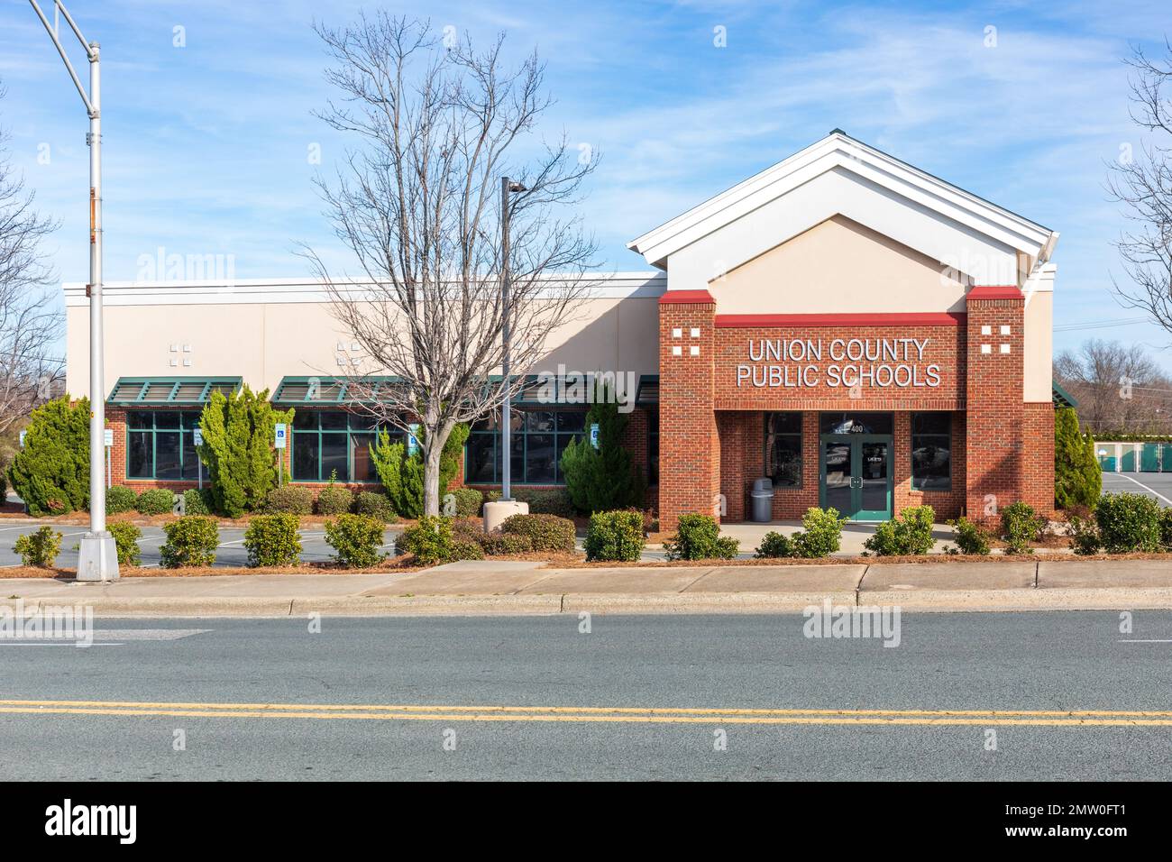 MONROE, NC, USA-28 GENNAIO 2023: Edificio amministrativo delle scuole pubbliche della contea di Union. Foto Stock