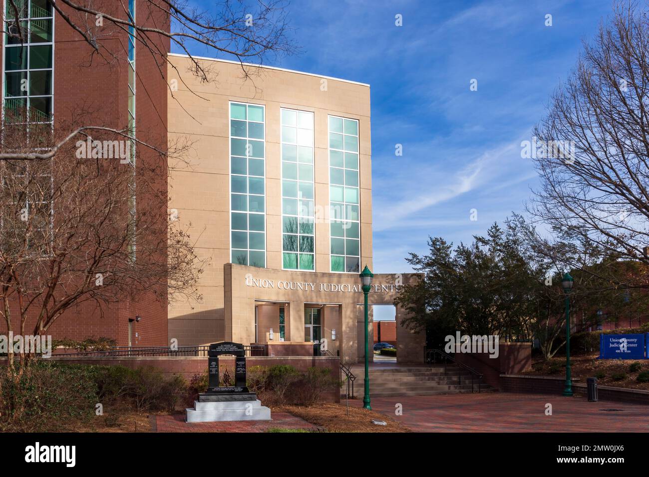 MONROE, NC, USA-28 GENNAIO 2023: Union County Judicial Center in quad con l'Union County Government Center e lo storico edificio del 1913. Foto Stock