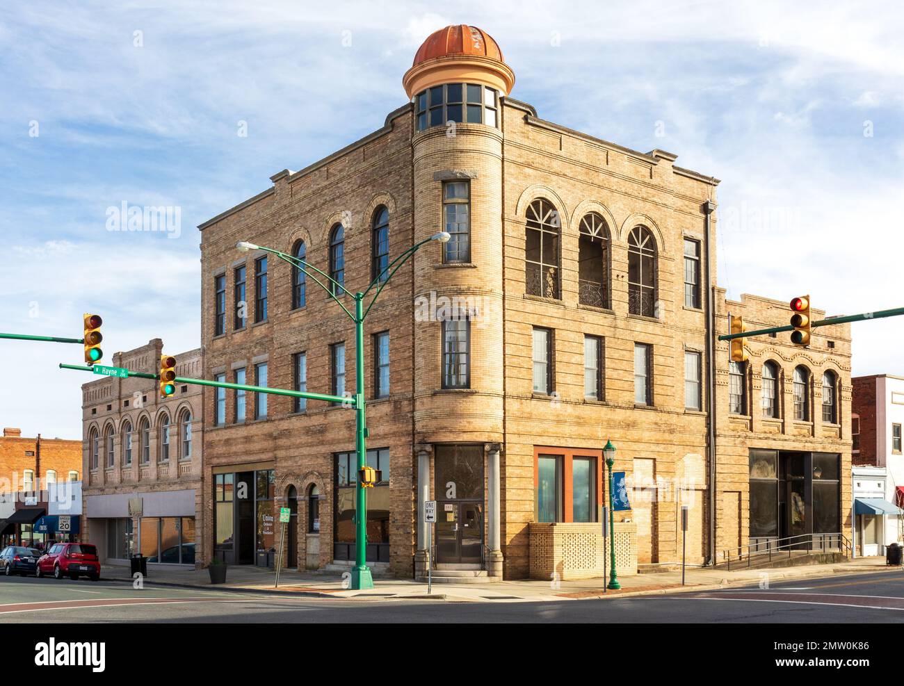 MONROE, NC, USA-28 GEN 2023: Edificio storico della banca nel centro di Hayne e Franklin Sts.. Foto Stock