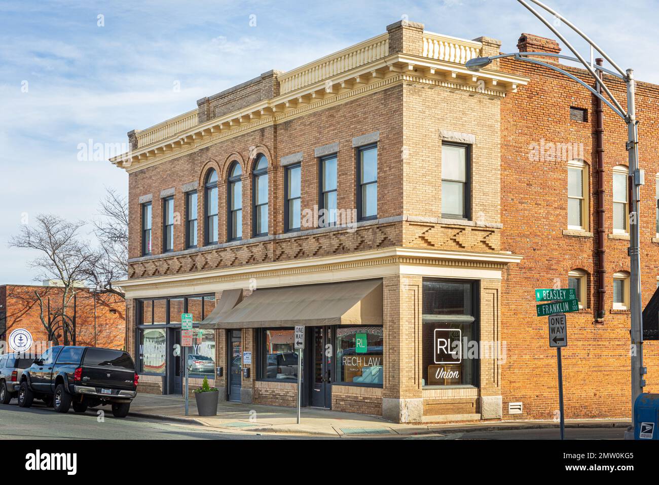 MONROE, NC, USA-28 GEN 2023: Edificio storico all'angolo tra Franklin Street e Beasley Street. Studio legale Rech. Foto Stock