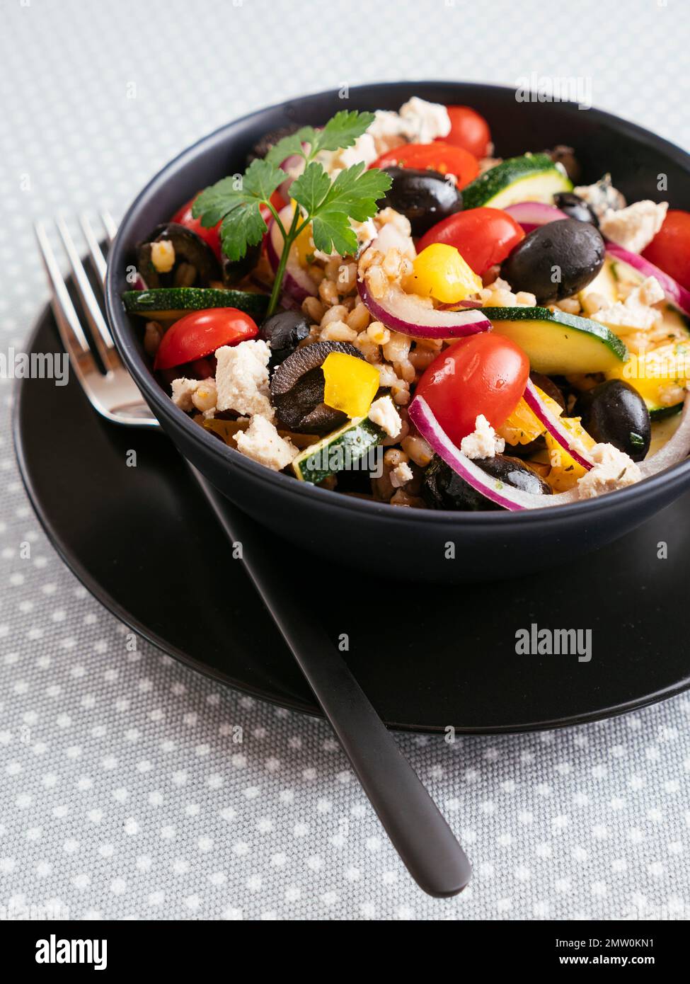 Insalata di Barley greca con feta Vegan fatta in casa Foto Stock