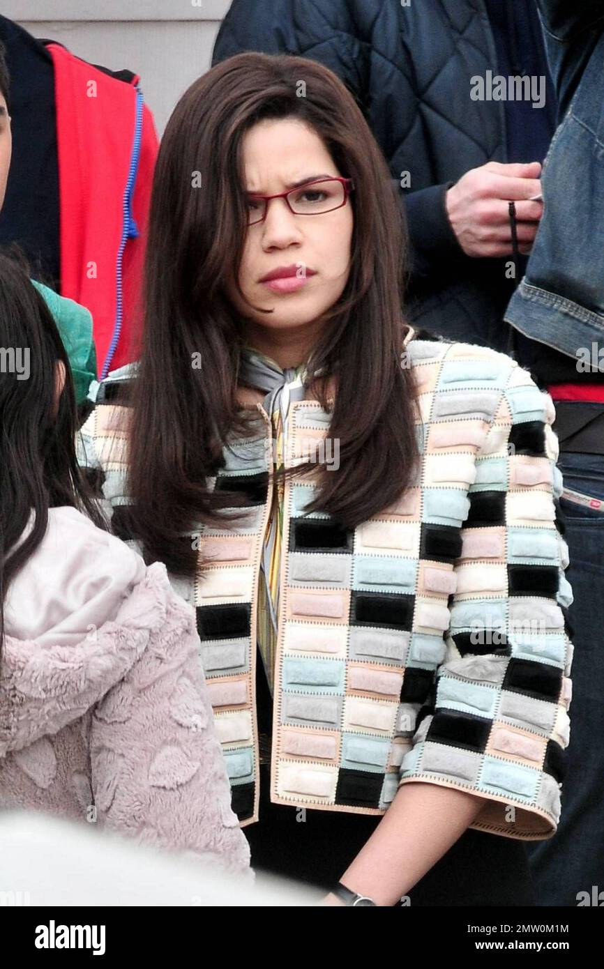 America Ferrera film scene per l'episodio finale di 'Ugly Betty' sulle strade di New York. Dopo aver corso per quattro stagioni, la serie si concluderà con il suo episodio finale il 14 aprile su ABC. New York, NY. 3/31/10. Foto Stock