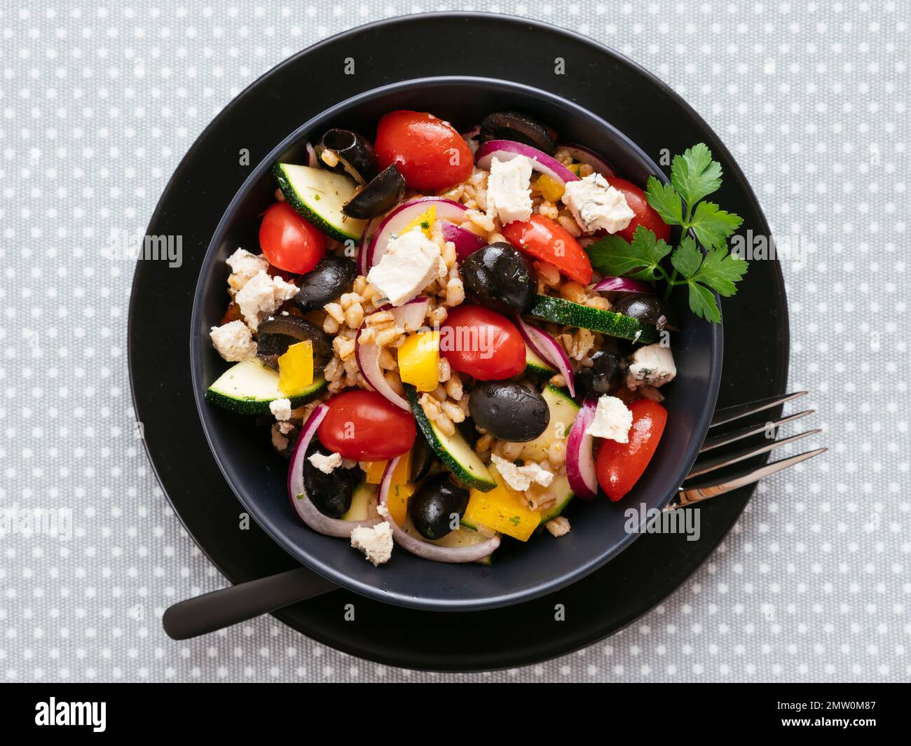 Insalata di Barley greca con feta Vegan fatta in casa Foto Stock