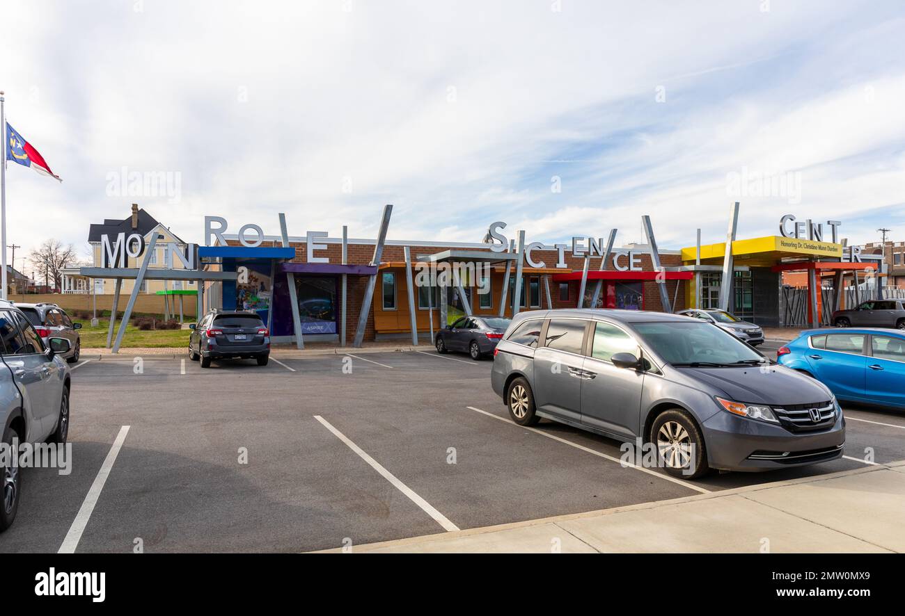 MONROE, NC, USA-28 GEN 2023: Monroe Science Center, edificio colorato, cartello sul tetto e parcheggio. Foto Stock