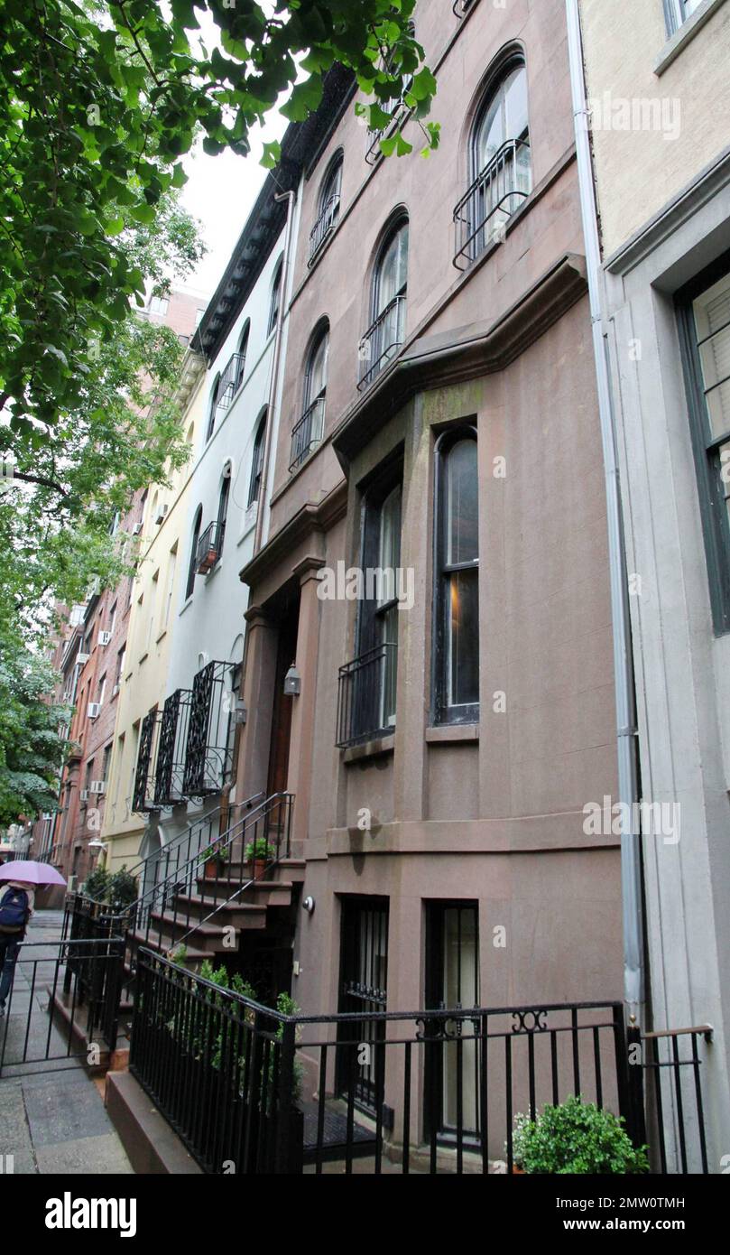 ESCLUSIVO!! Questa è la casa cittadina attrice Uma Thurman è riferito di vendita. La casa di Greenwich Village è stata messa sul mercato nel fine settimana per $14,2 milioni di dollari. L'ampia casa di 5086 piedi quadrati e' caratterizzata da quattro piani, sette camere da letto e sei bagni con la camera da letto principale distribuita su tutto il terzo piano. La dimora è piacevolmente situata su una strada alberata e, secondo le relazioni, include elementi originali come due caminetti a legna, modanature decorative e porte francesi che si aprono su una terrazza e giardino. Si dice che l'attrice abbia acquistato la casa nel 2006 per $9,5 mulino Foto Stock