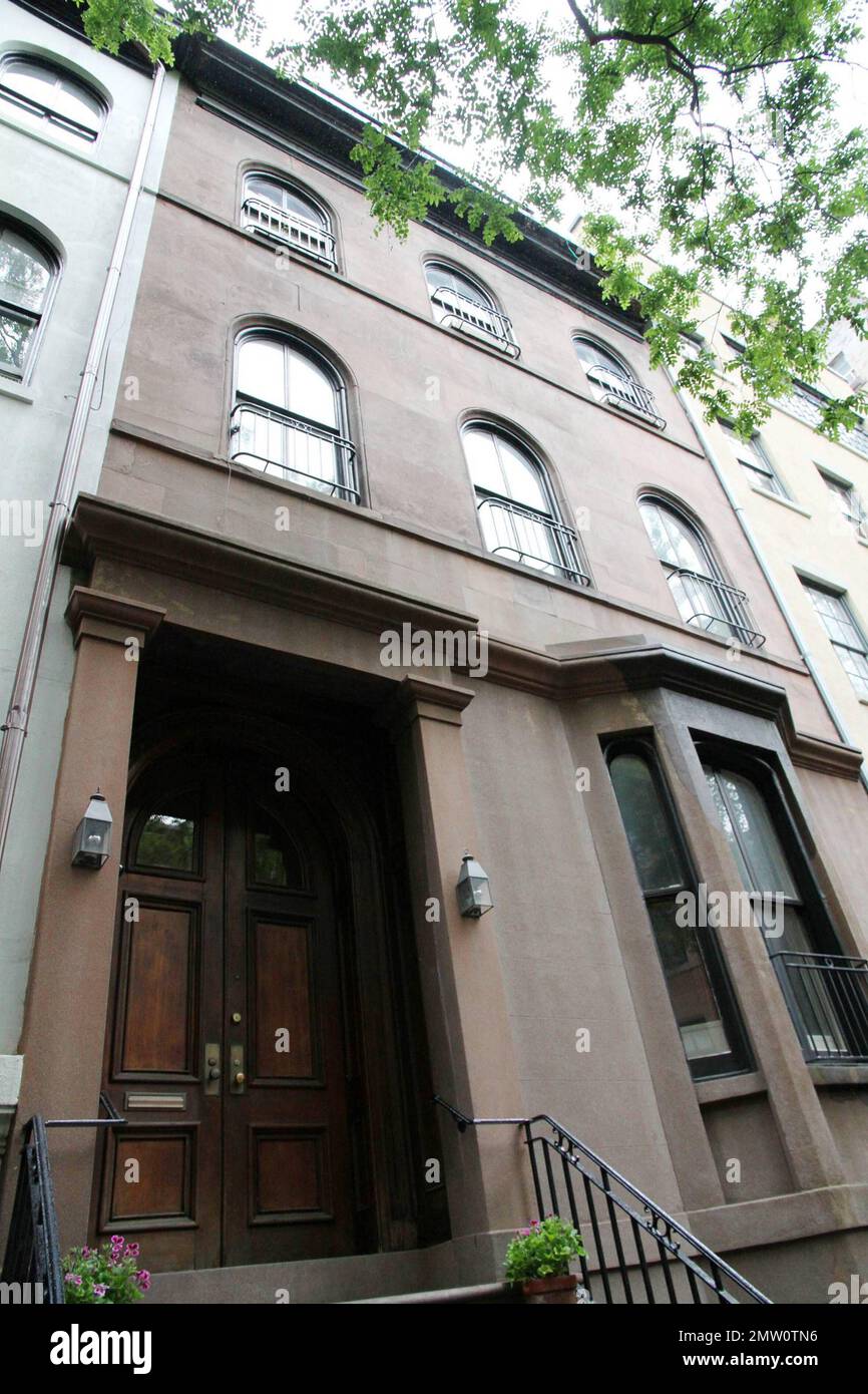 ESCLUSIVO!! Questa è la casa cittadina attrice Uma Thurman è riferito di vendita. La casa di Greenwich Village è stata messa sul mercato nel fine settimana per $14,2 milioni di dollari. L'ampia casa di 5086 piedi quadrati e' caratterizzata da quattro piani, sette camere da letto e sei bagni con la camera da letto principale distribuita su tutto il terzo piano. La dimora è piacevolmente situata su una strada alberata e, secondo le relazioni, include elementi originali come due caminetti a legna, modanature decorative e porte francesi che si aprono su una terrazza e giardino. Si dice che l'attrice abbia acquistato la casa nel 2006 per $9,5 mulino Foto Stock