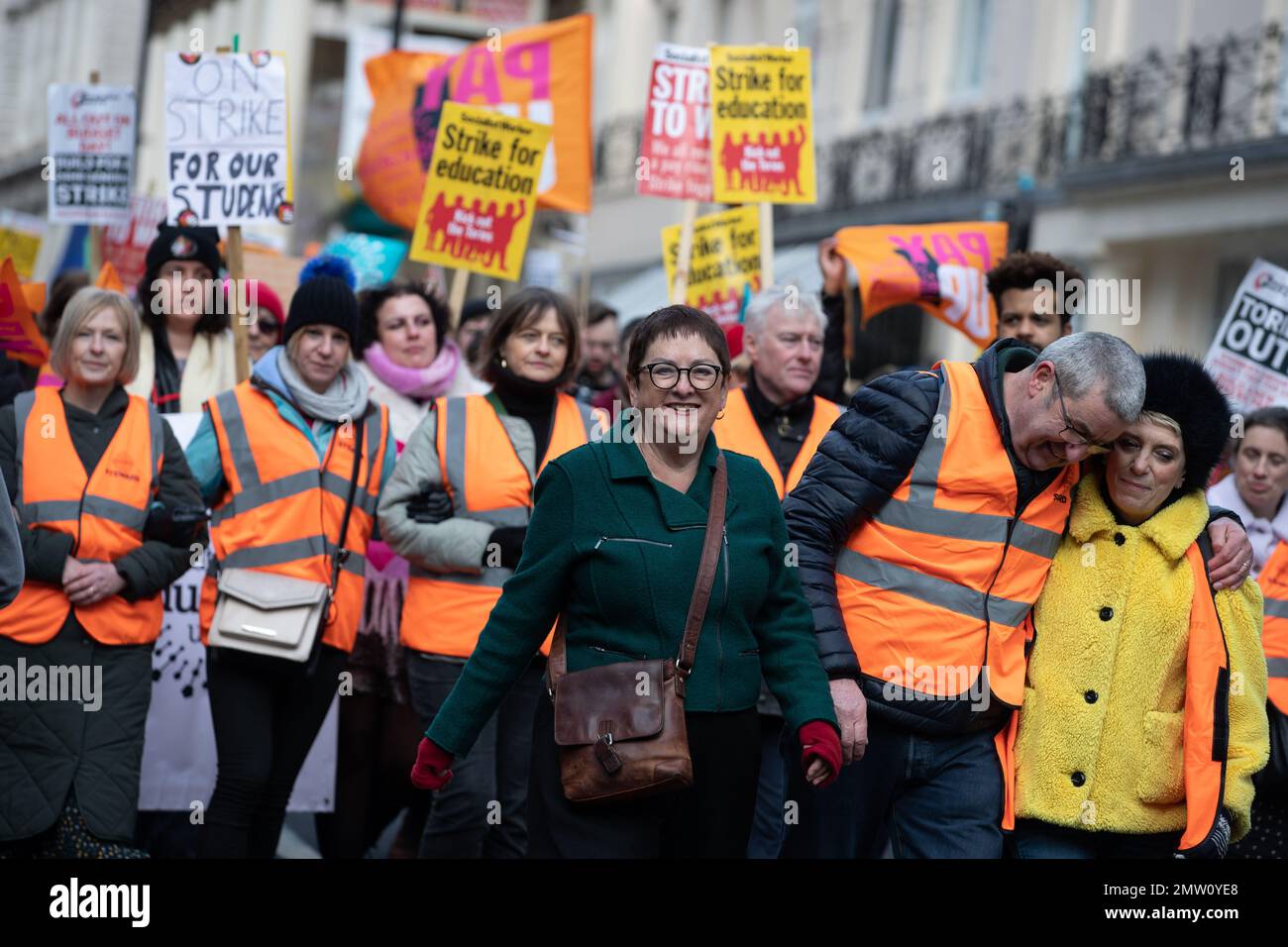 LONDRA, 1st febbraio 2023, il segretario generale della NEU, il Dr. Mary Bousted, guida la sua marcia mentre 40.000 membri sindacali straordinari marciano attraverso Londra per protestare contro retribuzioni, condizioni di lavoro e finanziamenti. Foto Stock