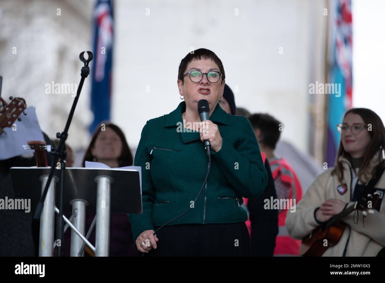 LONDRA, 1st febbraio 2023, il segretario generale della NEU, il Dr. Mary Bousted, ha pronunciato un discorso mentre 40.000 membri sindacali si sono inscenati a londra per protestare contro retribuzioni, condizioni di lavoro e finanziamenti. Foto Stock