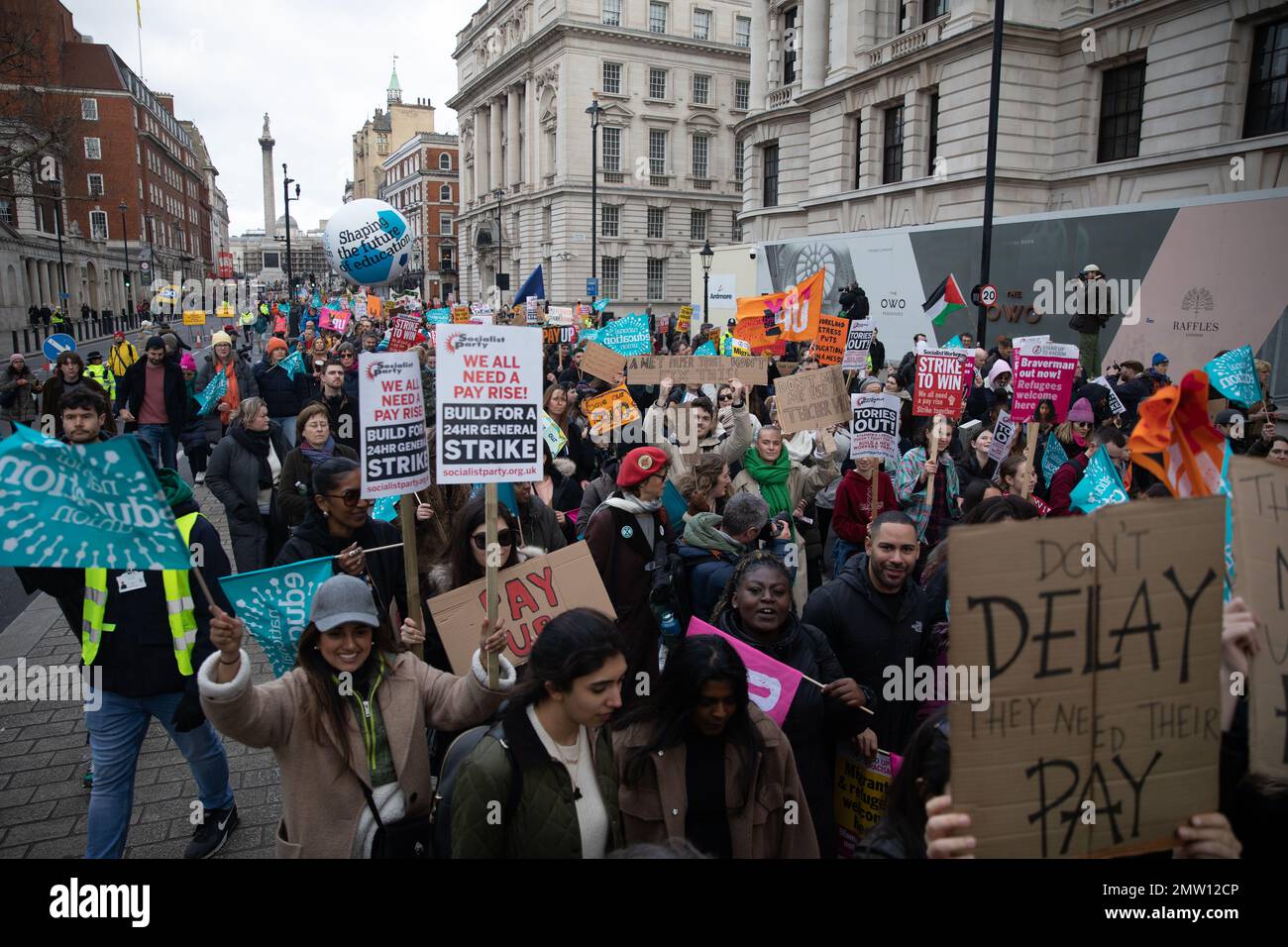 LONDRA, 1st febbraio 2023, 40.000 membri sindacali di spordio marciano attraverso Londra per protestare su retribuzione, condizioni di lavoro e finanziamenti. Foto Stock