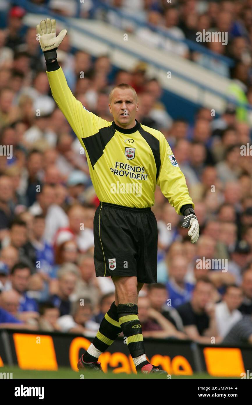 Antti Niemi, portiere del Southampton, giocando contro il Chelsea allo Stamford Bridge di Londra, Inghilterra, il 28 agosto 2004. Questa immagine è vincolata da restrizioni Dataco su come può essere utilizzata. SOLO USO EDITORIALE non utilizzare con audio, video, dati, elenchi di appuntamenti, loghi di club/campionato o servizi "live" non autorizzati. L'utilizzo online in-match è limitato a 120 immagini, senza emulazione video. Nessun utilizzo in scommesse, giochi o pubblicazioni per singoli club/campionato/giocatore Foto Stock