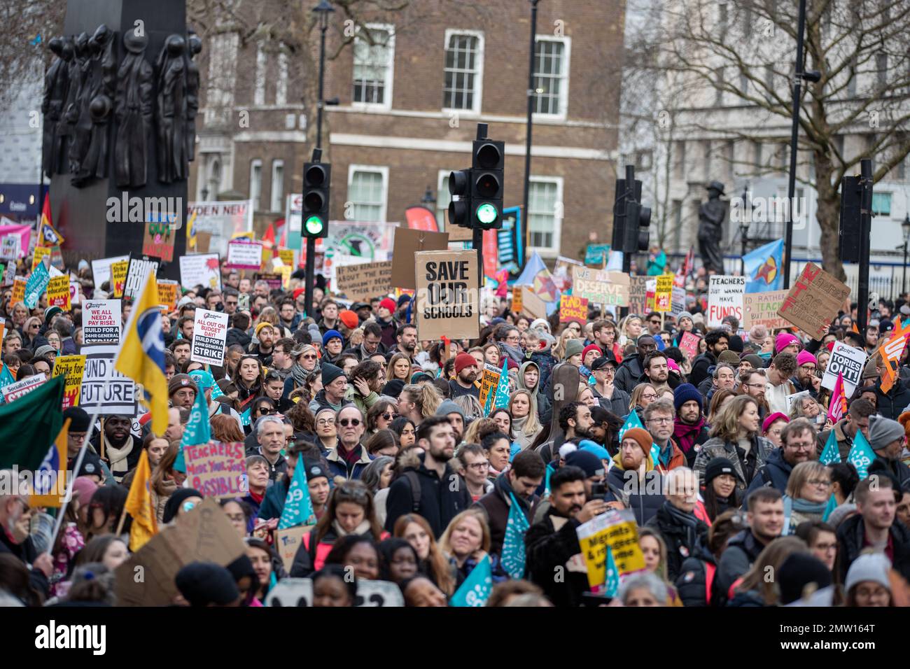 LONDRA, 1st febbraio 2023, 40.000 membri sindacali di spordio marciano attraverso Londra per protestare su retribuzione, condizioni di lavoro e finanziamenti. Foto Stock