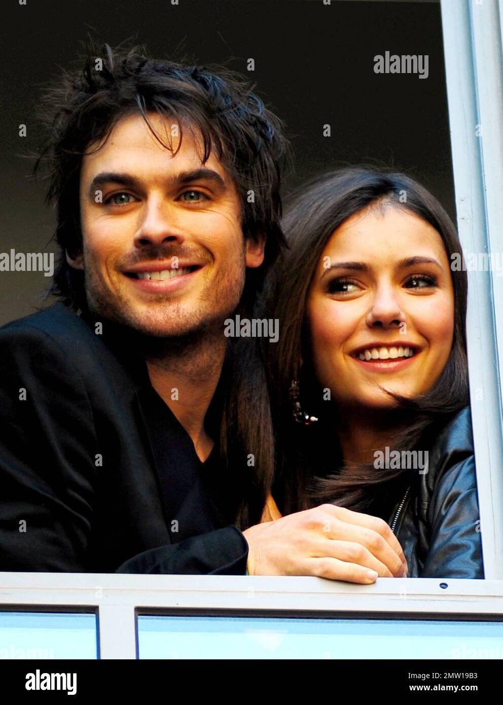 Ian Somerhalder e Nina Dobrev della serie televisiva americana CW "The Vampire Diaries" si sono lanciati ai fan dalla finestra di un hotel londinese e più tardi sono usciti per firmare autografi per una folla di giovani che urlavano. Le stelle sono in città per promuovere il loro hit show, basato su una serie di libri con lo stesso nome. Secondo i rapporti le co-stelle Dobrev e Somerhalder sono state viste fuori e circa insieme, alimentando le voci che i due stanno datando. Londra, Regno Unito. 06/03/10. . Foto Stock