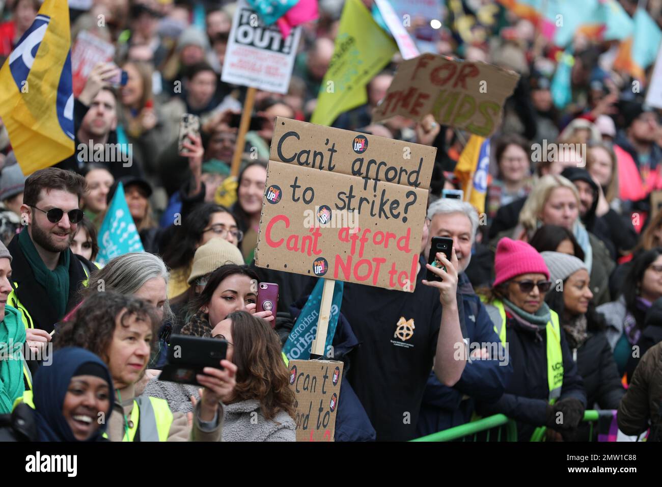 LONDRA, 1st febbraio 2023, 40.000 membri sindacali di spordio marciano attraverso Londra per protestare su retribuzione, condizioni di lavoro e finanziamenti. Foto Stock
