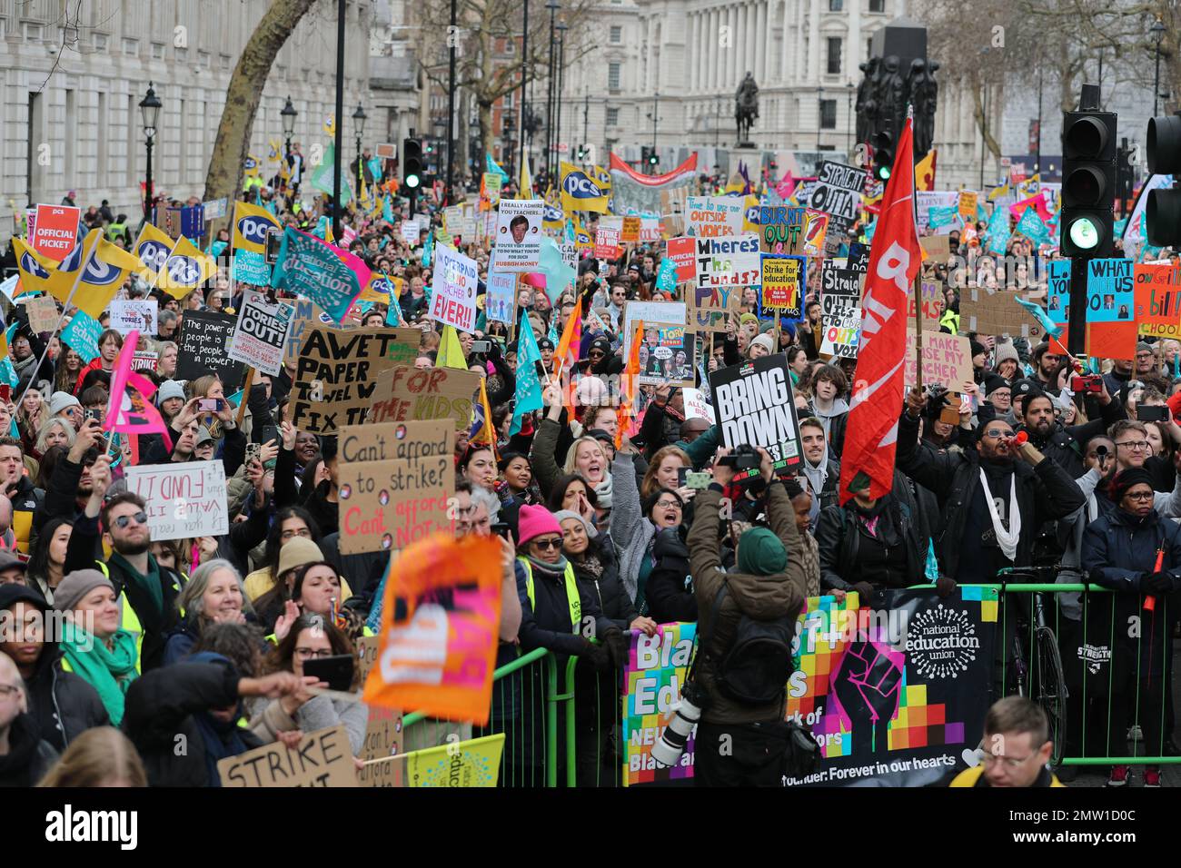 LONDRA, 1st febbraio 2023, 40.000 membri sindacali di spordio marciano attraverso Londra per protestare su retribuzione, condizioni di lavoro e finanziamenti. Foto Stock