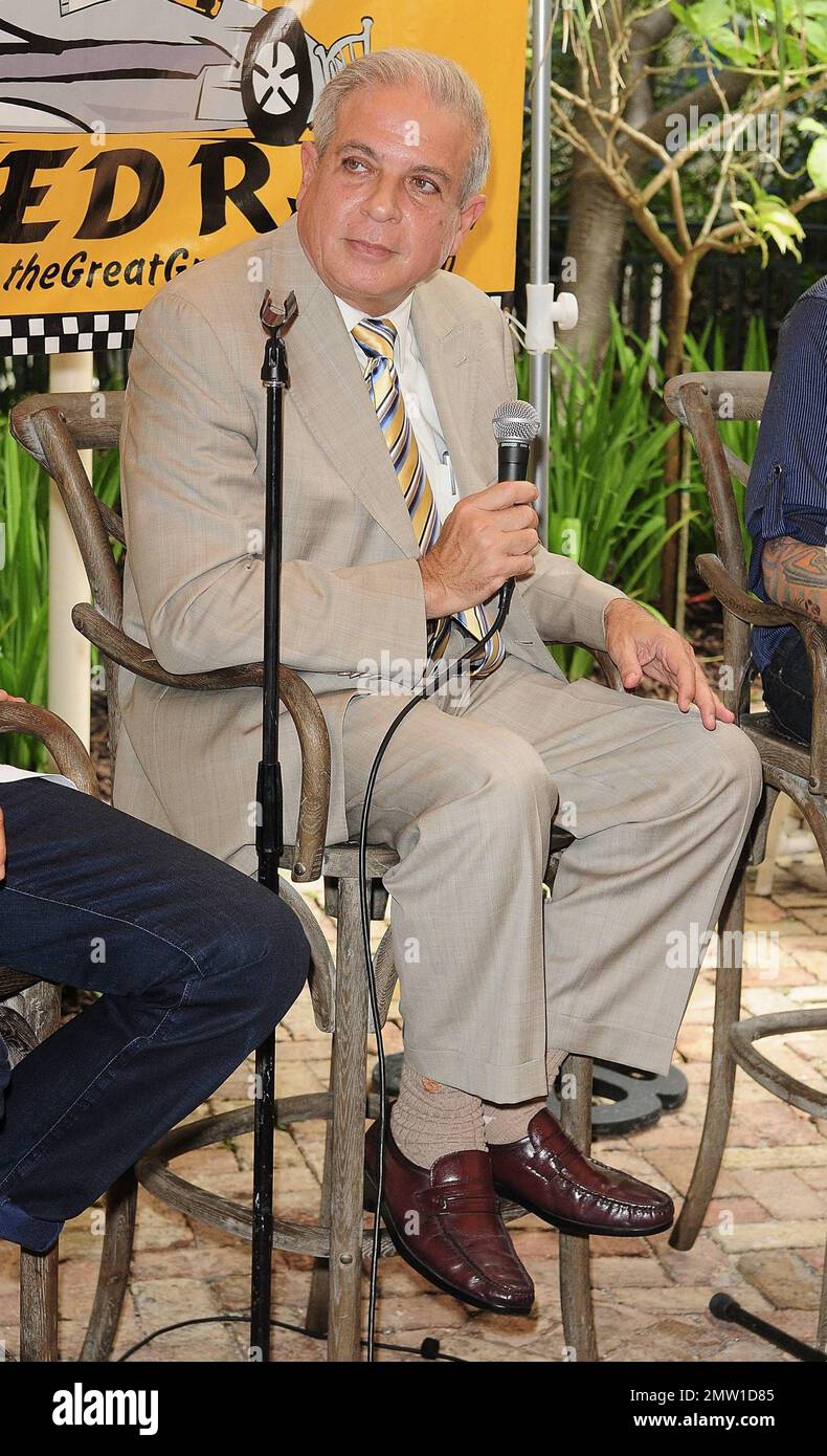 Tomas Regalado, sindaco di Miami, partecipa a una conferenza stampa per la terza edizione del concorso annuale "The Great Grove Bed Race" che si tiene a Coconut Grove presso il Peacock Garden Cafe. Miami, Florida. 30th agosto 2011. Foto Stock