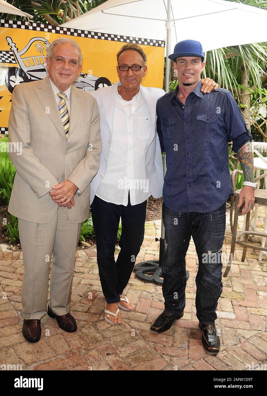 Tomas Regalado, co-presidente del gruppo mercantile di cocco Stephen Licata e Vanilla Ice, partecipano ad una conferenza stampa per la terza edizione del "The Great Grove Bed Race" tenutasi a Coconut Grove nel Peacock Garden Cafe. Miami, Florida. 30th agosto 2011. Foto Stock