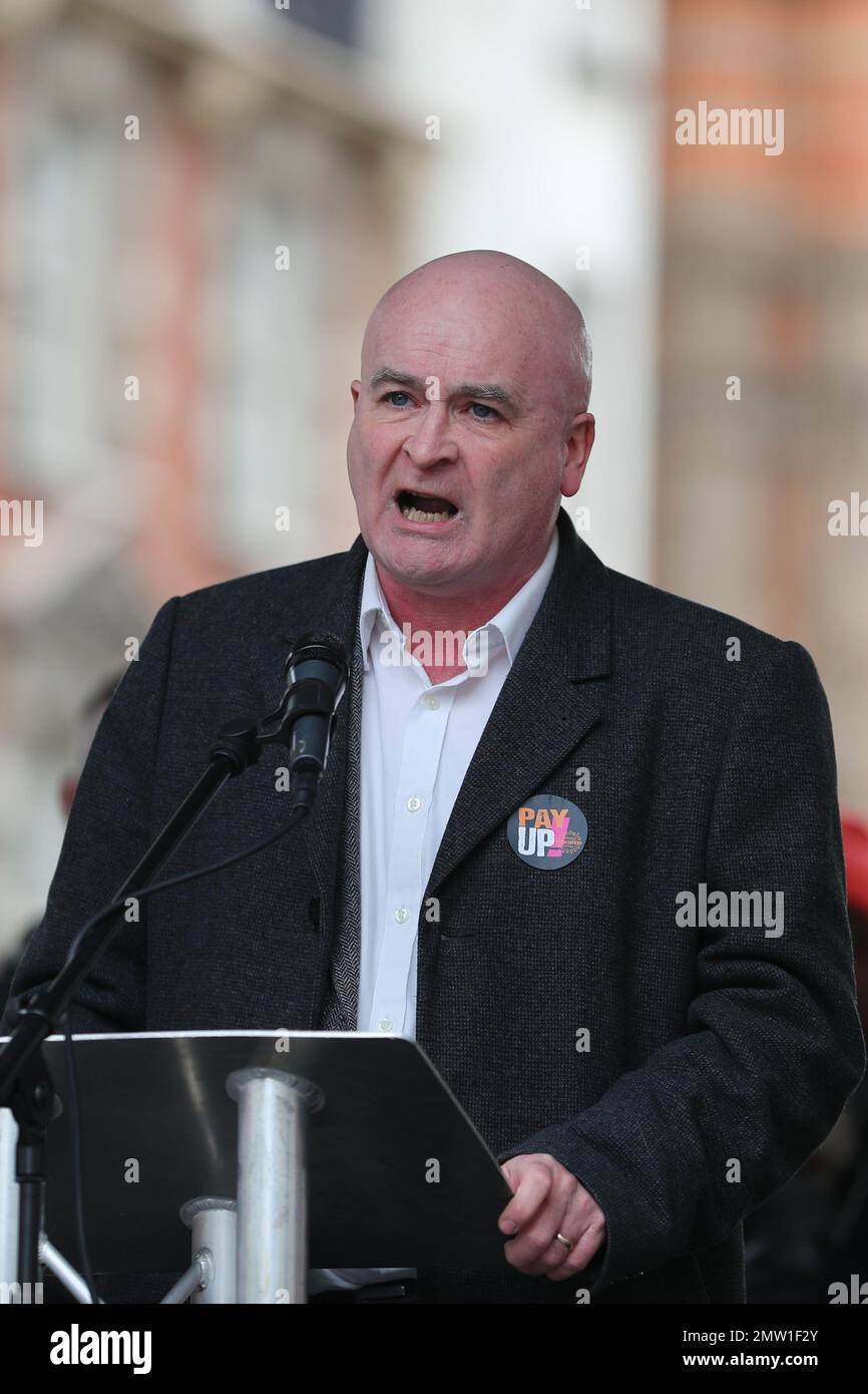 LONDRA, 1st febbraio 2023, il segretario generale della RMT Mick Lynch ha tenuto un discorso mentre 40.000 membri sindacali che si sono battiti per Londra per protestare contro retribuzioni, condizioni di lavoro e finanziamenti. Foto Stock