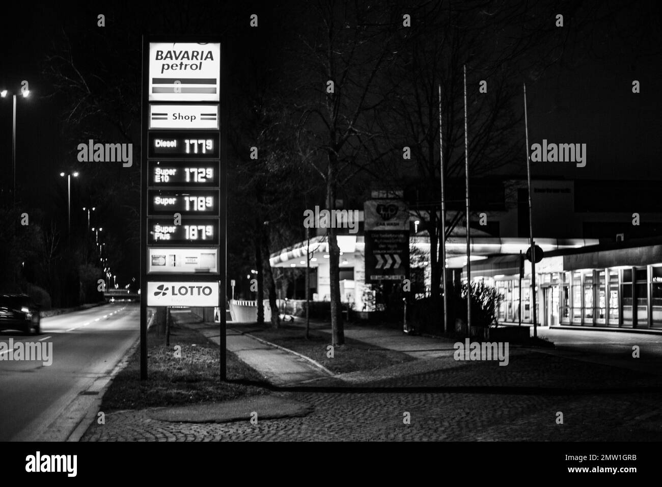 Monaco, Germania. 01st Feb, 2023. Distributore di benzina Bavaria di notte il 1st febbraio 2023 a Monaco di Baviera, Germania. (Foto di Alexander Pohl/Sipa USA) Credit: Sipa USA/Alamy Live News Foto Stock