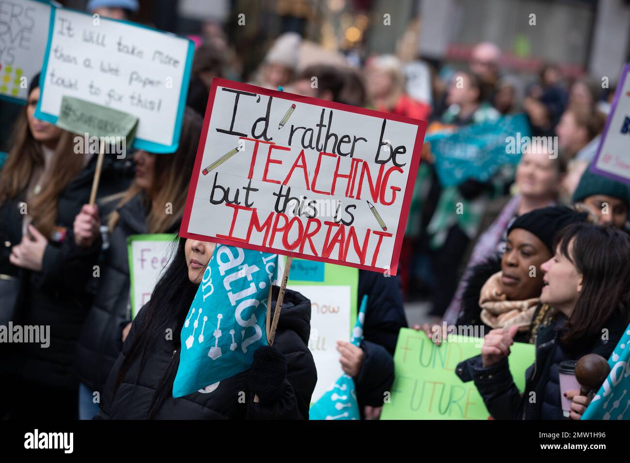 LONDRA, 1st febbraio 2023, 40.000 membri sindacali di spordio marciano attraverso Londra per protestare su retribuzione, condizioni di lavoro e finanziamenti. Foto Stock