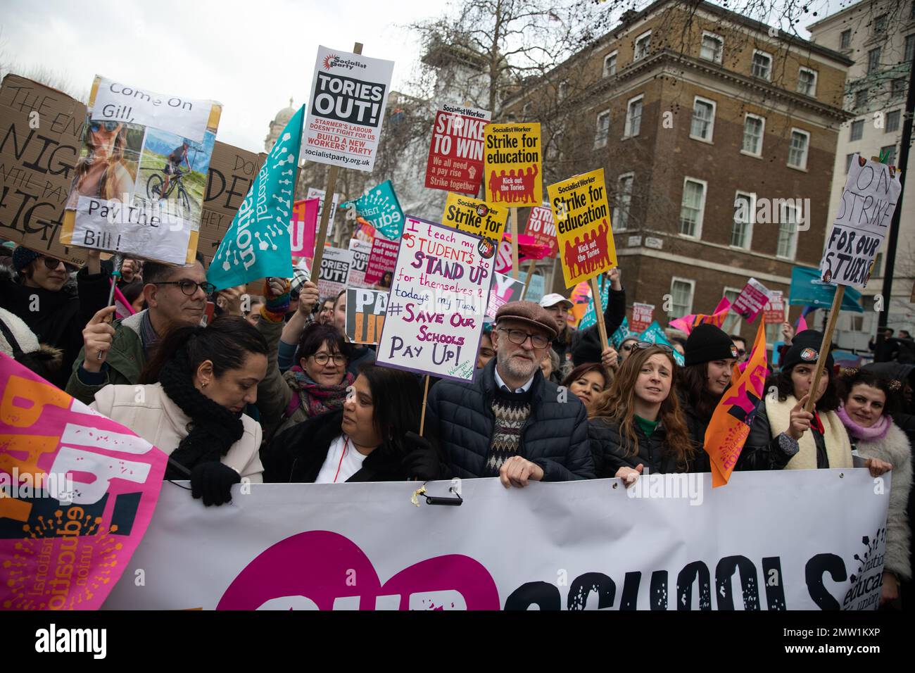 LONDRA, 1st febbraio 2023, l'ex leader laburista Jeremy Corbyn si unisce a 40.000 membri sindacali che marciano attraverso Londra per protestare contro retribuzioni, condizioni di lavoro e finanziamenti. Foto Stock