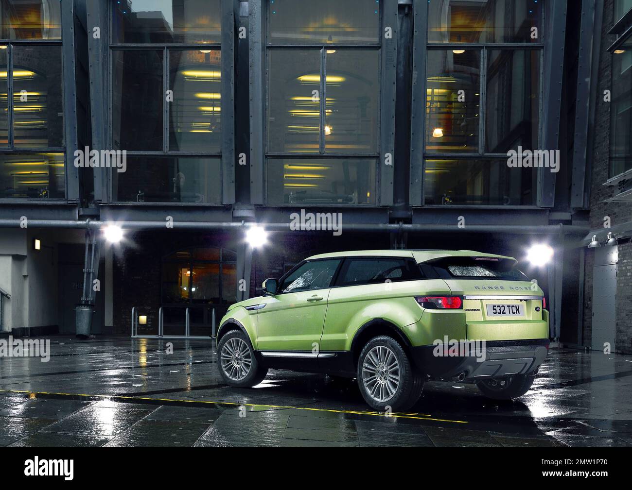 Si è riferito che Victoria Beckham progetterà la sua Range Rover. Secondo i rapporti, Posh progetterà un'edizione speciale per la nuova Range Rover Evoque e avrà svolto un ruolo importante nel lancio della vettura, fungendo da consulente per l'azienda, conosciuta meglio per i suoi grandi veicoli fuoristrada di lusso. La Evoque è destinata agli abitanti delle città attenti allo stile, con cui Victoria conosce molto bene. Phil Popham, direttore di Range Rover, ha detto: "Ci sono due cose che sta facendo. Lavoreremo sulle edizioni che avranno un bordo Victoria Beckham ad esso. Ma proprio come importante, lei sta dando il suo punto di vista e. Foto Stock