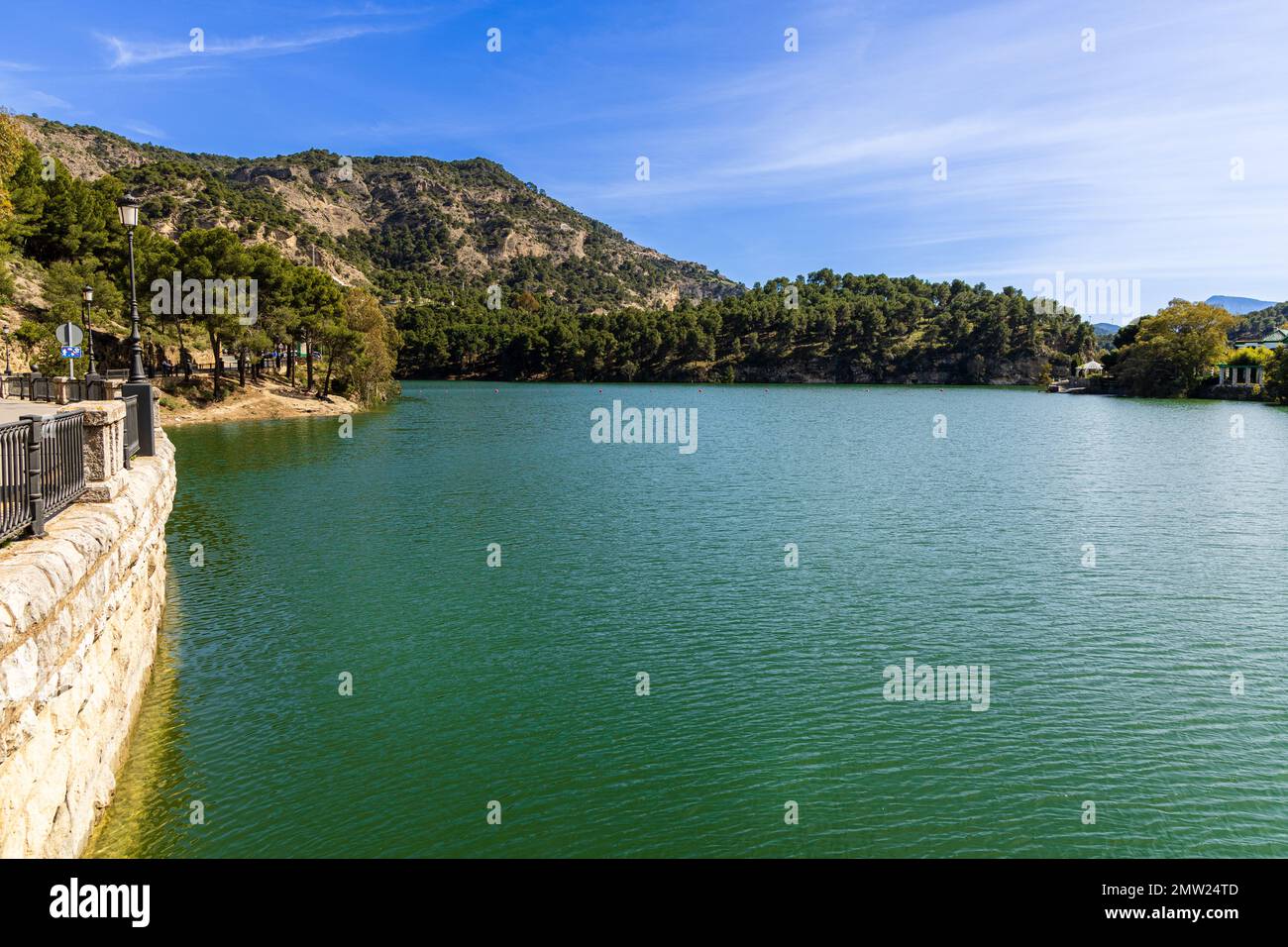 Embalse del Conde de Guadalhorce serbatoio, lago artificiale in un parco naturale. Parque Natural de Ardales, provincia di Malaga, Andalusia, Spagna. Foto Stock