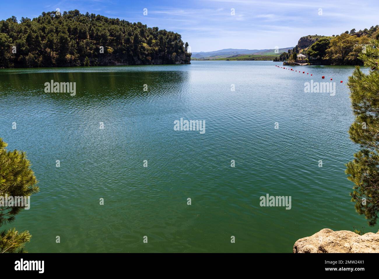Embalse del Conde de Guadalhorce serbatoio, lago artificiale in un parco naturale. Parque Natural de Ardales, provincia di Malaga, Andalusia, Spagna. Foto Stock