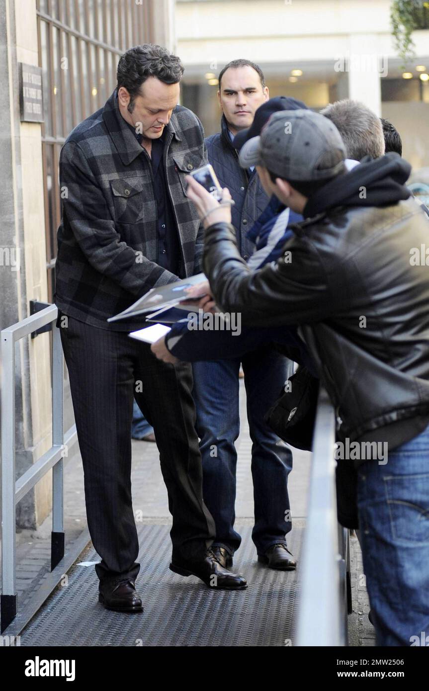 Il nuovo padre vince Vaughn firma autografi per i tifosi mentre arriva e poi lascia gli studi della BBC radio dove ha promosso il suo nuovo film 'The Dilemma', co-starring Jennifer Connelly e Winona Ryder. Vaughn, la cui figlia Locklyn Kyla Vaughn ha girato ieri un mese, è apparso felice di salutare i suoi fan, nonostante lo sguardo un po 'stanco. Winona Ryder ha detto di Vaughn, 'Io descrivo vince come questo vulcano di energia e grandi idee e così generoso. Egli verrà con una grande linea e sarà come, 'Hey si dovrebbe dire che.'Ê è stato così divertente lavorare con lui, la maggior parte delle mie scene sono stati con hi Foto Stock