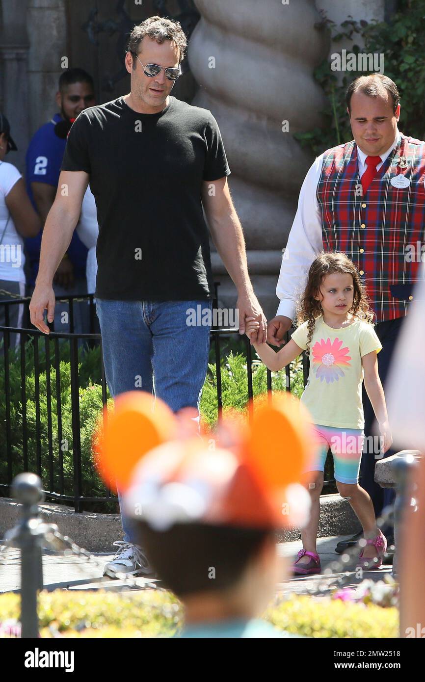 Vince Vaughn ama la giornata del padre a Disneyland con la moglie nascosta Kyla e i loro due figli, la figlia Locklyn Kyla e il figlio Vernon. Los Angeles, California. 21st giugno 2015. Foto Stock