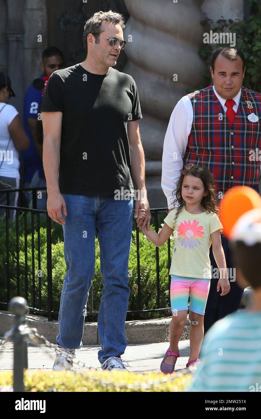 Vince Vaughn ama la giornata del padre a Disneyland con la moglie nascosta Kyla e i loro due figli, la figlia Locklyn Kyla e il figlio Vernon. Los Angeles, California. 21st giugno 2015. Foto Stock