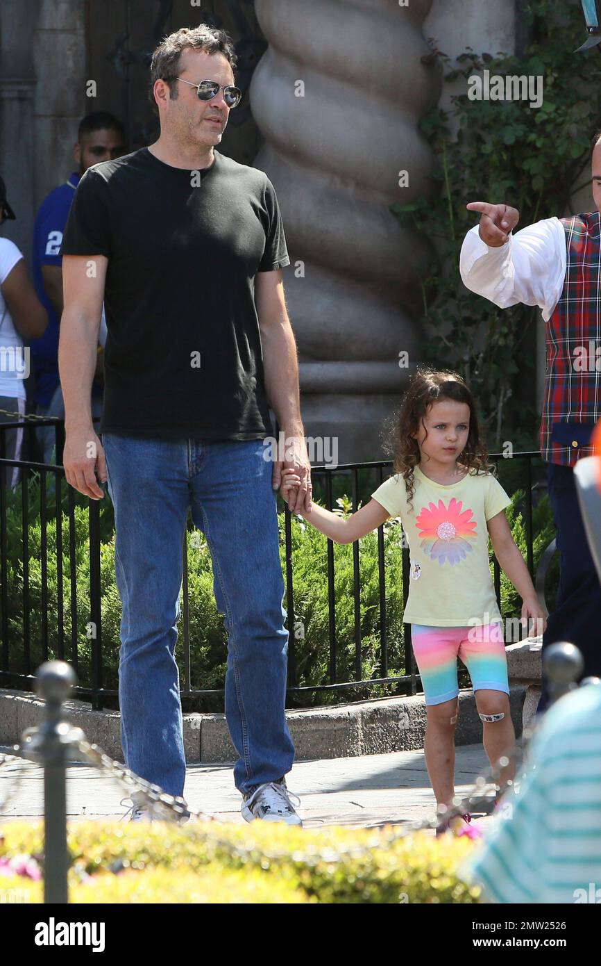 Vince Vaughn ama la giornata del padre a Disneyland con la moglie nascosta Kyla e i loro due figli, la figlia Locklyn Kyla e il figlio Vernon. Los Angeles, California. 21st giugno 2015. Foto Stock