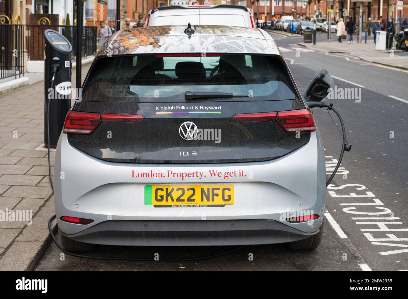 Volkswagen ID.3 tutte le auto elettriche sono collegate alla stazione di ricarica pubblica per ricaricare le batterie. Melcombe Place, Marylebone, Londra NW1, Inghilterra, Regno Unito Foto Stock