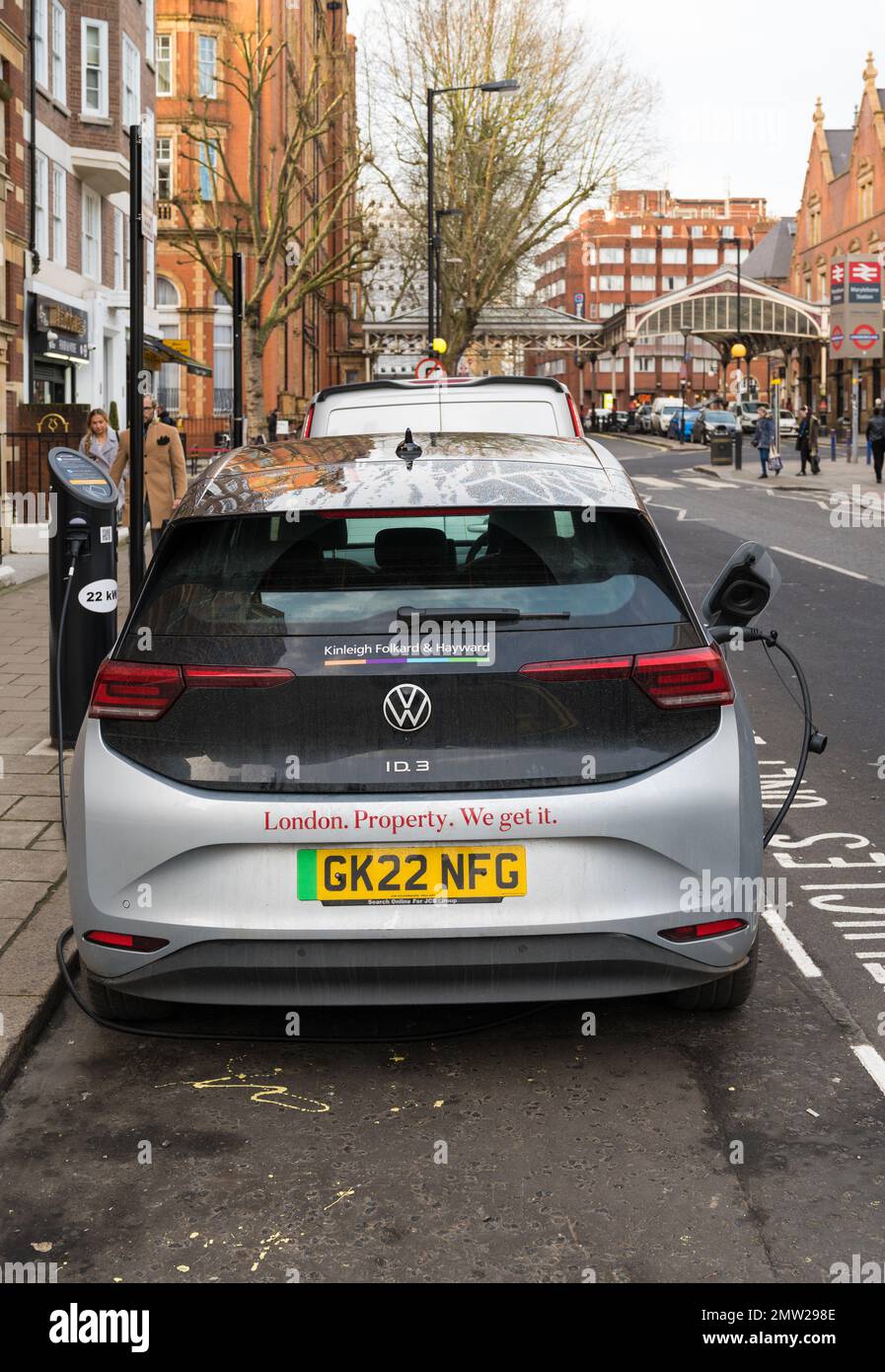 Volkswagen ID.3 tutte le auto elettriche sono collegate alla stazione di ricarica pubblica per ricaricare le batterie. Melcombe Place, Marylebone, Londra NW1, Inghilterra, Regno Unito Foto Stock