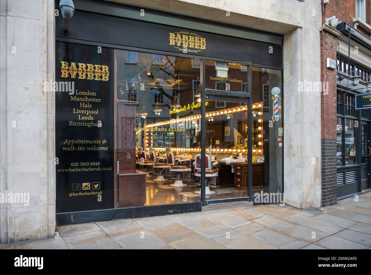 Esterno del Barbiere, barbiere da uomo nel mercato di Spitalfields. Londra, Inghilterra, Regno Unito Foto Stock