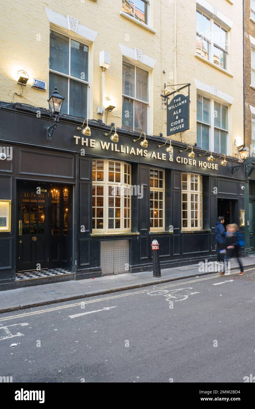 Esterno della Williams Ale & Cider House su Artillery Lane, East London, England, UK Foto Stock