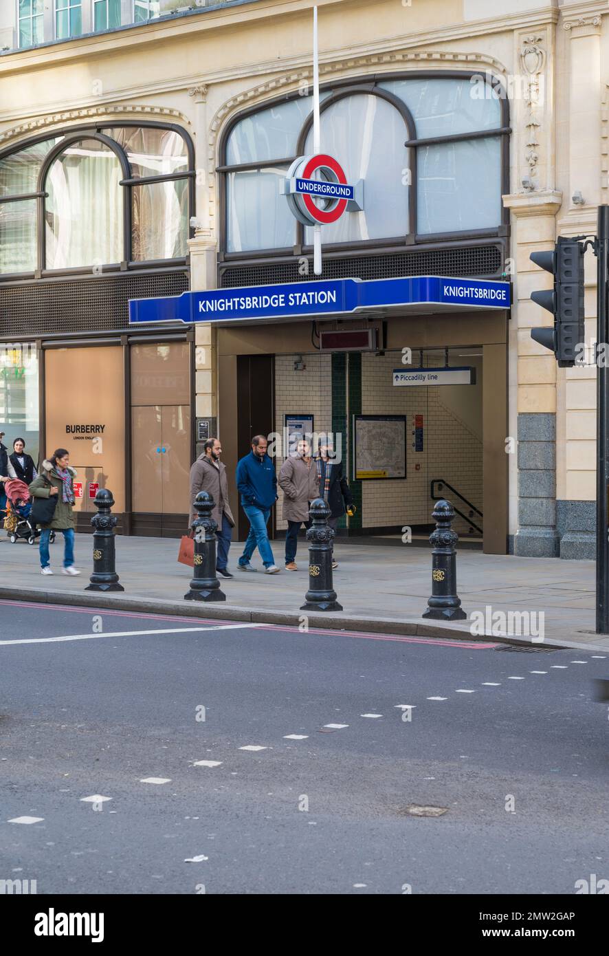 Ingresso alla stazione della metropolitana di Knightsbridge su Sloane Street, Knightsbridge, Londra, Inghilterra, Regno Unito Foto Stock