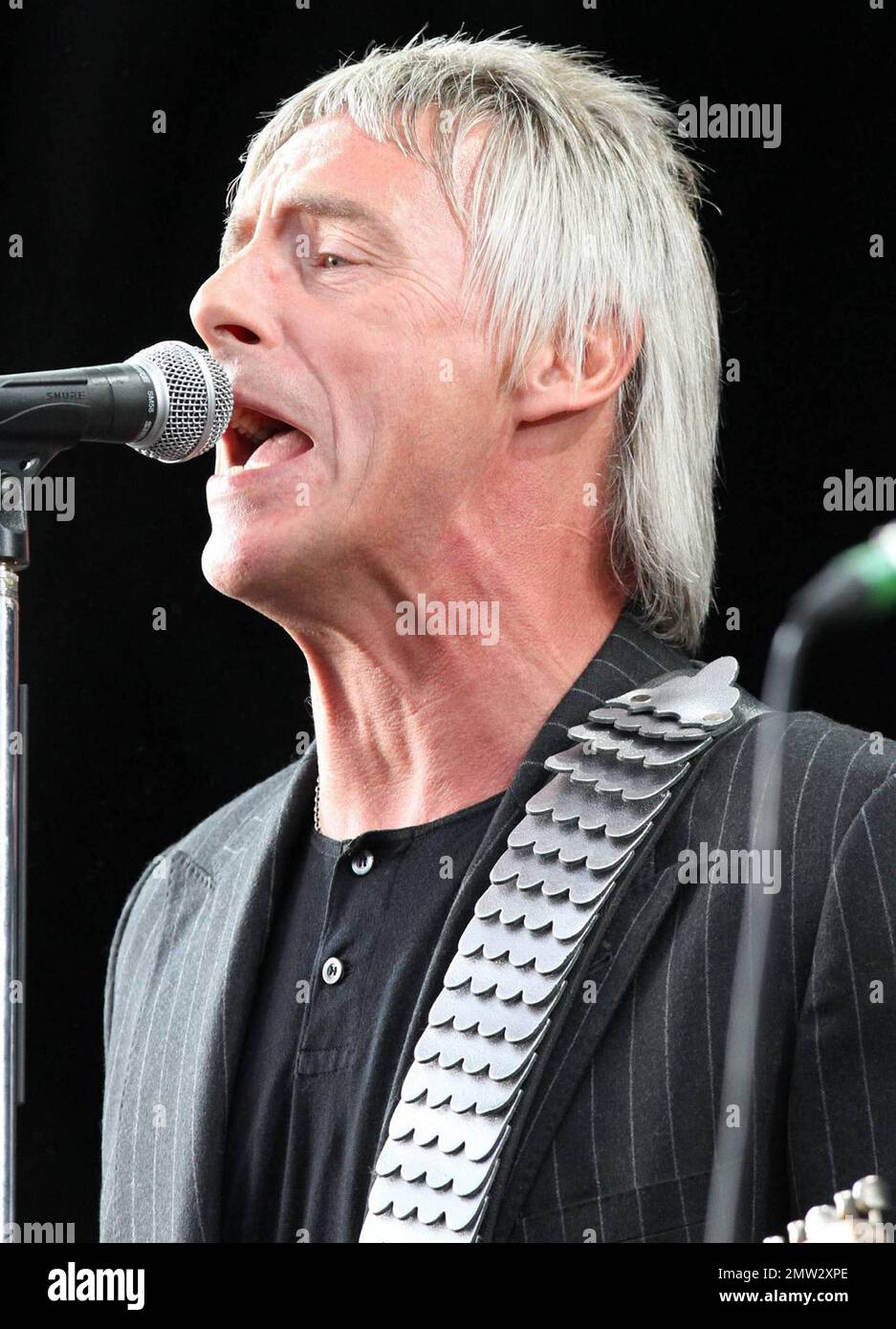 Paul Weller, la star del rock pop veterano, viene presentata dall'imprenditore Virgin Sir Richard Branson prima di esibirsi dal vivo sul V Stage durante il primo giorno del V Festival 2010 che si tiene ogni anno nel 15th all'Hylands Park. Branson ha dato il benvenuto a Weller sul palco dicendo: 'È un grande piacere presentare la prossima band. Quindici anni fa è stato il primo V Festival, Signore e signori il Modfather!'. All'inizio della settimana Weller era stato avvistato gustando una tazza di caffè in un modesto bar a Londra con l'amico Noel Gallagher. Essex, Regno Unito. 08/21/10. Foto Stock