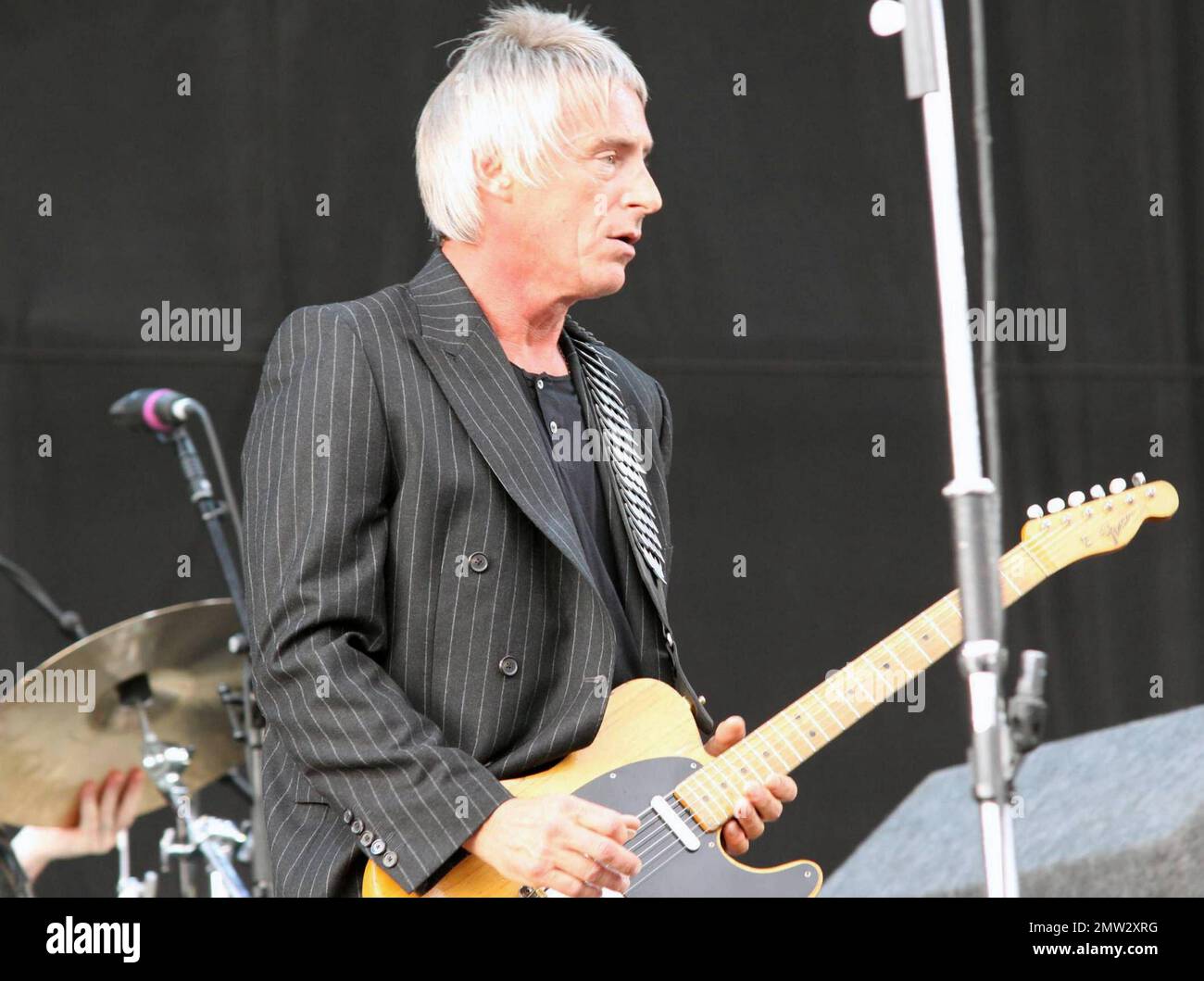 Paul Weller, la star del rock pop veterano, viene presentata dall'imprenditore Virgin Sir Richard Branson prima di esibirsi dal vivo sul V Stage durante il primo giorno del V Festival 2010 che si tiene ogni anno nel 15th all'Hylands Park. Branson ha dato il benvenuto a Weller sul palco dicendo: 'È un grande piacere presentare la prossima band. Quindici anni fa è stato il primo V Festival, Signore e signori il Modfather!'. All'inizio della settimana Weller era stato avvistato gustando una tazza di caffè in un modesto bar a Londra con l'amico Noel Gallagher. Essex, Regno Unito. 08/21/10. Foto Stock