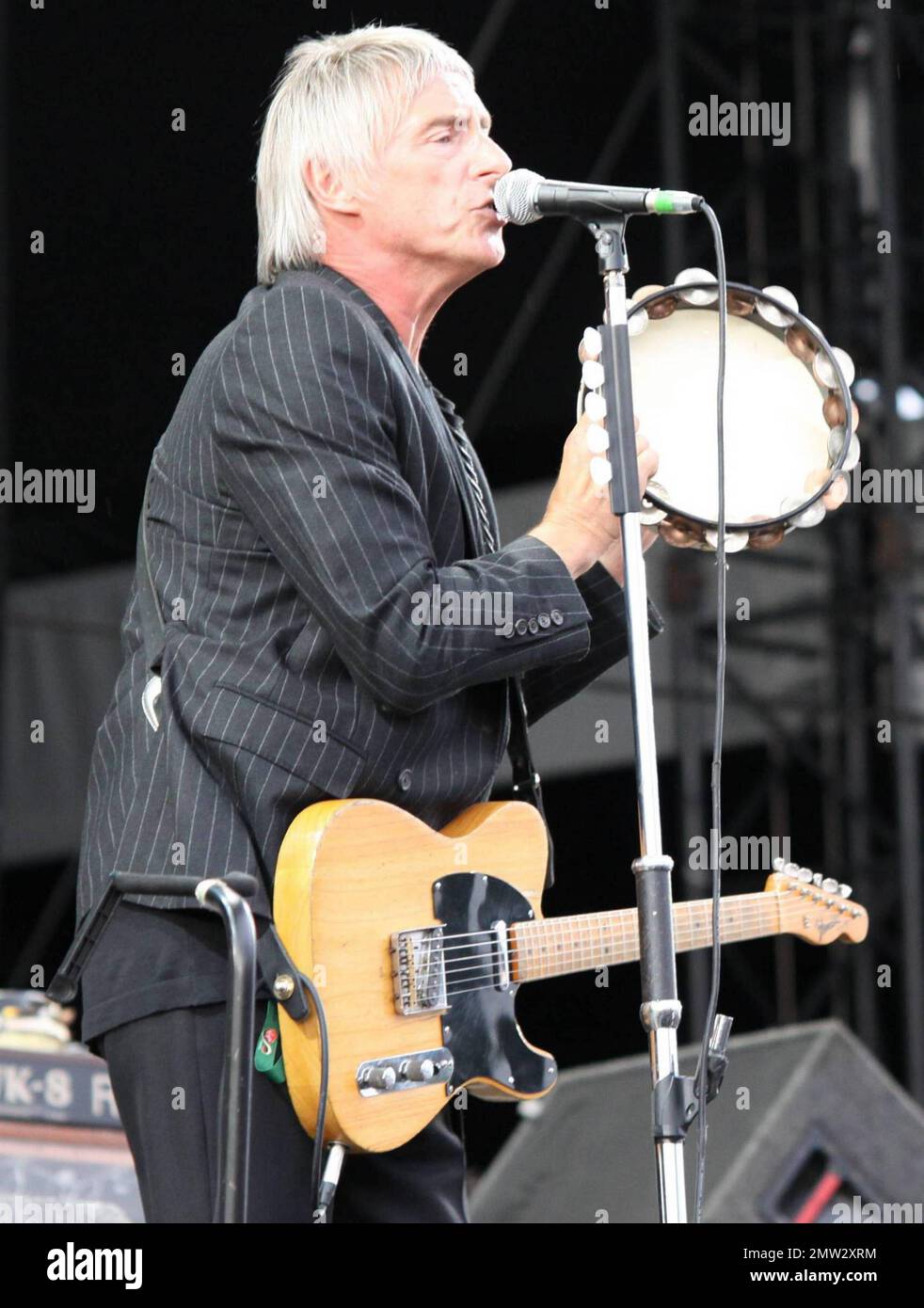 Paul Weller, la star del rock pop veterano, viene presentata dall'imprenditore Virgin Sir Richard Branson prima di esibirsi dal vivo sul V Stage durante il primo giorno del V Festival 2010 che si tiene ogni anno nel 15th all'Hylands Park. Branson ha dato il benvenuto a Weller sul palco dicendo: 'È un grande piacere presentare la prossima band. Quindici anni fa è stato il primo V Festival, Signore e signori il Modfather!'. All'inizio della settimana Weller era stato avvistato gustando una tazza di caffè in un modesto bar a Londra con l'amico Noel Gallagher. Essex, Regno Unito. 08/21/10. Foto Stock