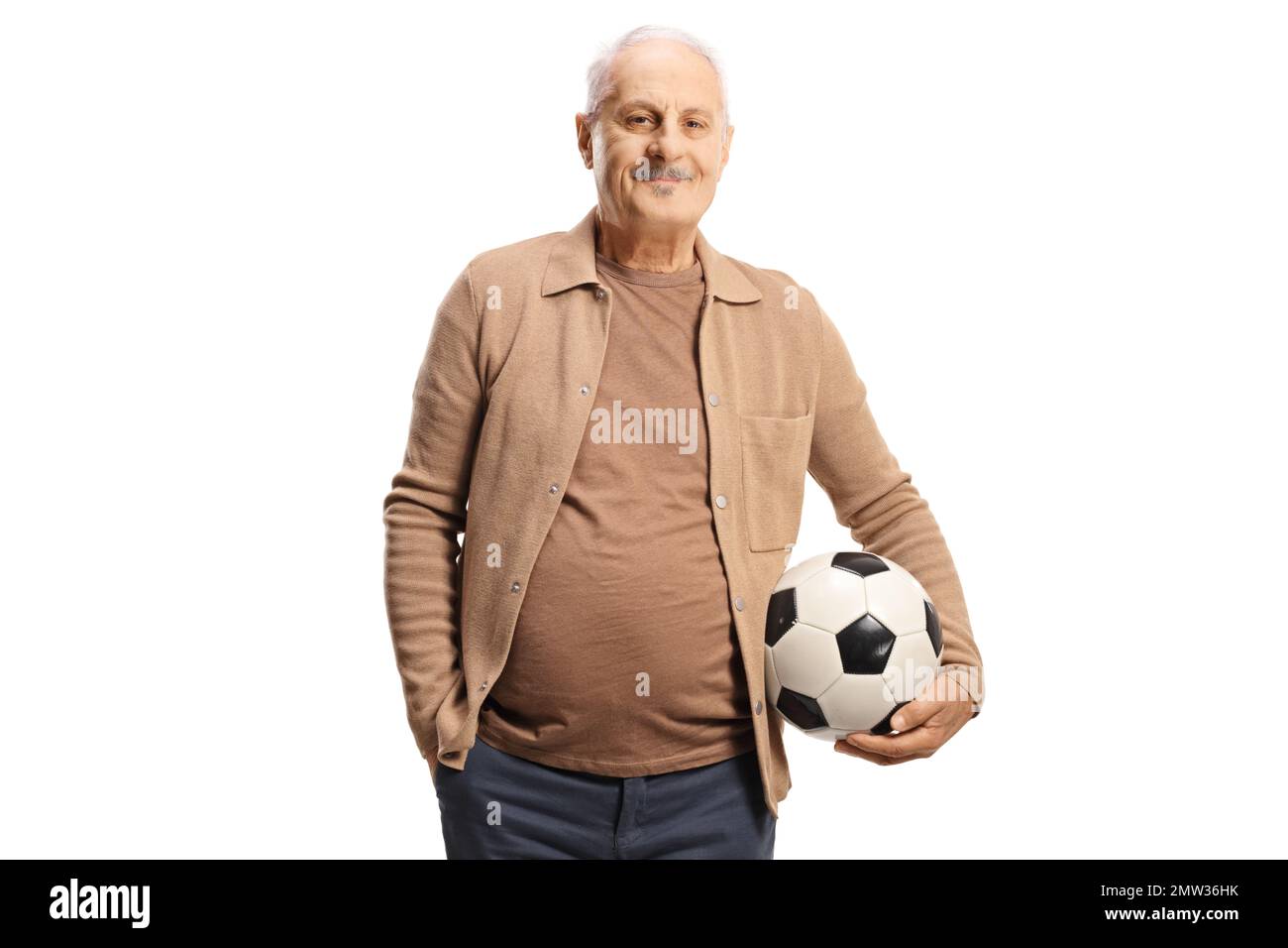 Uomo anziano che tiene un calcio isolato su sfondo bianco Foto Stock