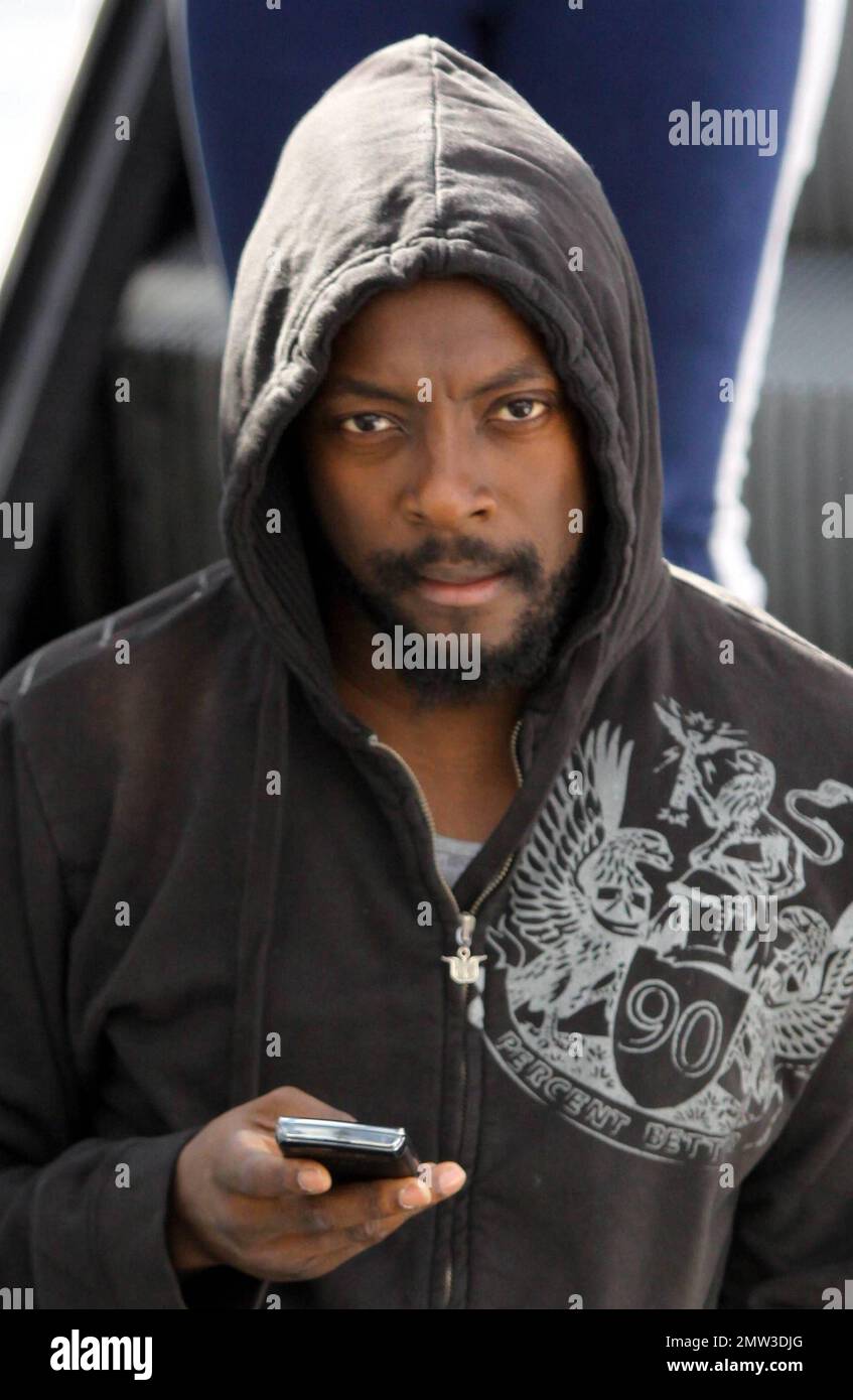 ESCLUSIVO Il musicista Will.i.am di Black Eyed Peas indossa una felpa nera con cappuccio mentre chiacchiera sul suo cellulare mentre lascia la sua palestra a West Hollywood CA. 1 24 11 Foto stock